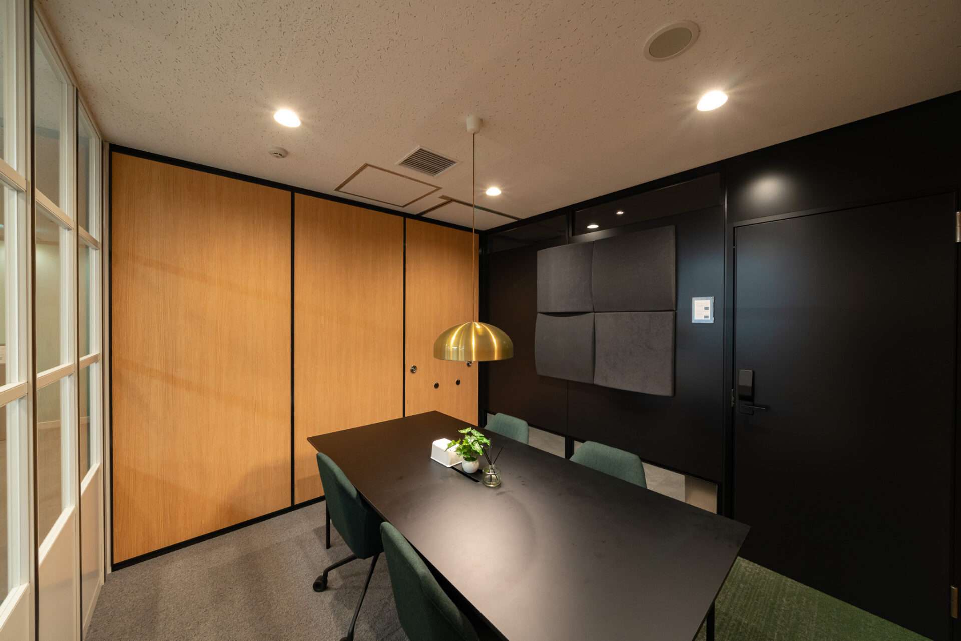 コンパクト応接室は4人用で、来客応対の他、従業員同士のミーティングや採用面談にも対応します。
